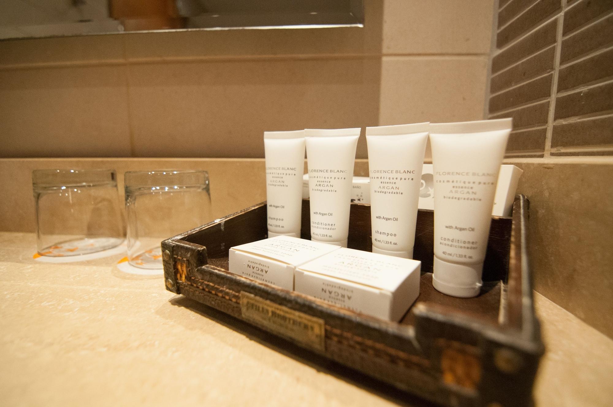Enjoy Coquimbo 호텔 외부 사진 A selection of toiletries in a hotel bathroom