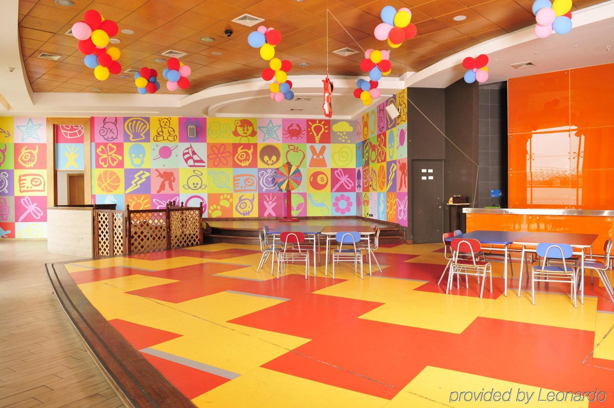 Enjoy Coquimbo 호텔 레스토랑 사진 The interior of a McDonald's PlayPlace